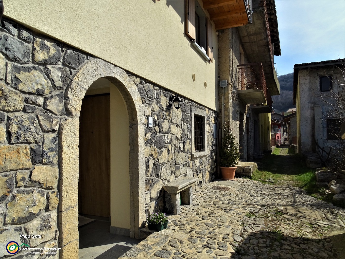 41 Tra le viuzze ben tenute di Camonier  .JPG